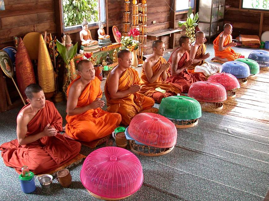 monks eating at That Luang Temple